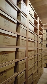歴史館古文書書庫の配置棚の写真