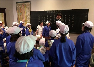 解説を聞く子供たちの様子