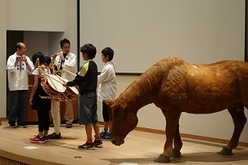 お囃子の実演をしている様子