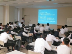真剣な表情で講座を聞く生徒たち