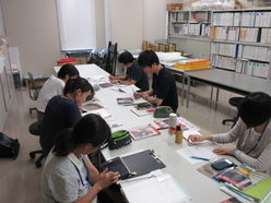 ブログ作成中の実習生たちの様子