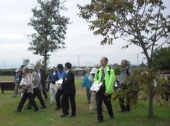 遺跡探訪バスツアーの参加者たちの様子