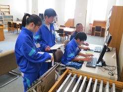 体験学習をする中学生の様子