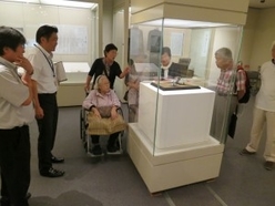 上原良司の搭乗機を見つめる清子さん