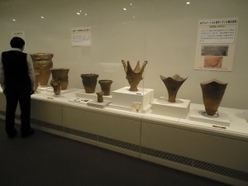 企画展「掘ってわかった信州の歴史」の展示の様子