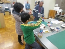 ゾートロープづくりに参加した親子の様子