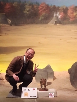 ウーリーちゃんと記念撮影する人の様子