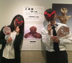 北村ひかるちゃんの仮面をつけて記念撮影をしている様子