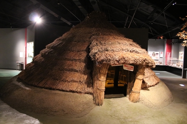 復元された竪穴住居の写真