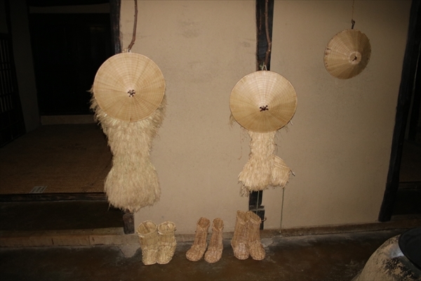 蓑、すげ傘、藁靴の写真