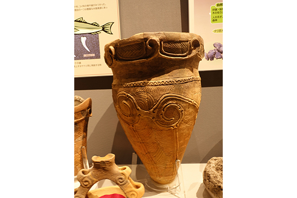 最大級の縄文土器（小諸市郷土跡出土）の写真