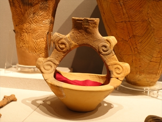 顔のついた釣手土器（小諸市郷土跡出土）の写真